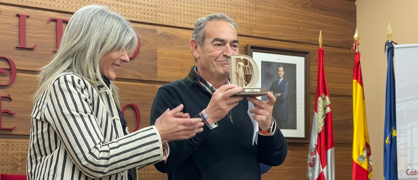 José Luis Rabadán, integrante de la Comisión Permanente de UNAD, recoge el 